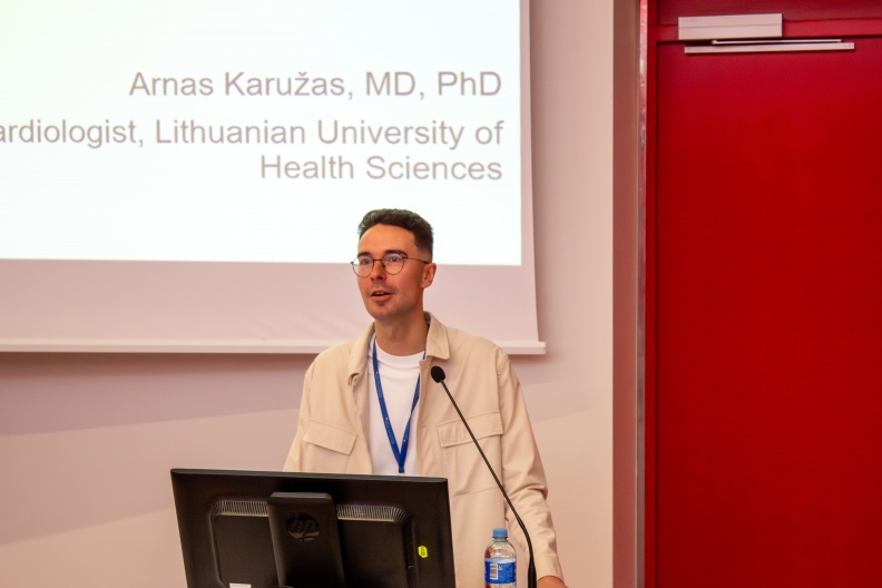 dr. Arnas Karužas